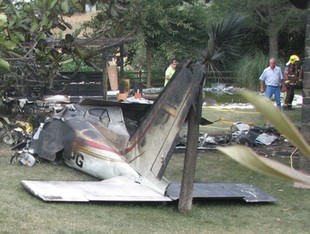 Les restes de l'avioneta al jardí de la casa on va caure. JAUME VENTURA/ ACN