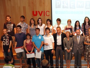 Els premiats amb els representants institucionals després de recollir els premis.