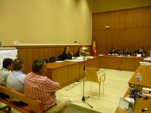 Els tres acusats, a l'esquerra, a la secció cinquena de l'Audiència de Barcelona.  M.C.B