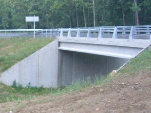 El nou viaducte i, a l'angle inferior esquerra, les restes de l'antic pont.  R. E