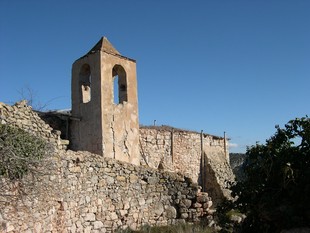 Església de Selmella, que actualment es troba es estat ruïnós.  EL PUNT