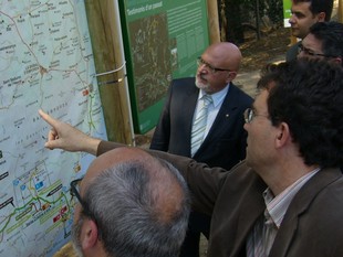 El gerent del Consorci Vies Verdes, Emili Mató, ensenya el mapa de la ruta a Huguet. Ò.P