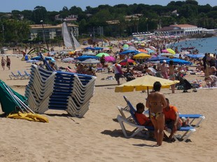 Una imatge de la platja de Sant Pol de S'Agaro, divendres al matí, amb una gran quantitat de banyistes.  O.PINILLA