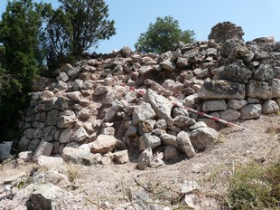 Les restes del castell, on l'estiu passat es van fer treballs d'excavació. EL PUNT