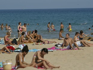 Banyistes a les platges del litoral de Tarragona, que havien estat netejades de fuel.  JUDIT FERNANDEZ