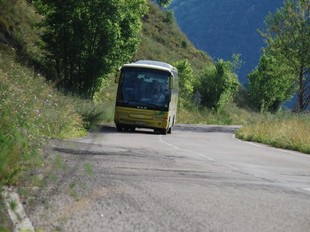 Un autocar passant per la carretera en mal estat a la Vall d'Àssua.