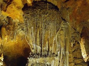 La cova Meravelles fa anys que es pot visitar i és la més coneguda del conjunt de les coves de Benifallet