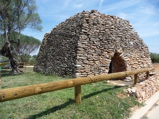 La barraca de l'Ametllé d'Amposta és la de pedra en sec més gran de les Terres de l'Ebre i data dels segles XVIII i XIX. R.R