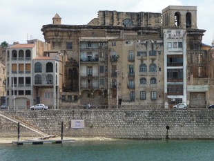 Les cases afectades pel procés expropiatori, entre la façana de la catedral i el riu. G.M
