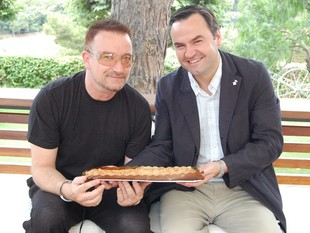 La prova gràfica de la trobada entre Bono i l'alcalde Bernat Graupera. AJ. LLAVANERES