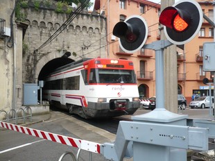El tren, al pas a nivell del passeig Ragull de Ripoll, objecte de reivindicacions.  J.C