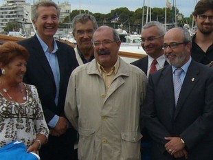 Un total de 21 ports catalans obtenen la bandera blava. Els ports catalans certifiquen un any més el bon nivell de qualitat ambiental i de serveis de les seves instal·lacions. El secretari per a la Mobilitat del DPTOP, Manel Nadal, va lliurar ahir les banderes blaves. Vint-i-un ports han estat guardonats enguany amb la bandera blava per la qualitat ambiental. Entre els ports gironins hi ha el de Llançà, Port de la Selva, Roses, Marina Empuriabrava, l'Escala, l'Estartit, Marina de Palamós i Blanes. Amb la nova distinció al port de Cambrils, Catalunya és la comunitat autònoma amb més guardons de qualitat portuària de tot l'Estat. La bandera blava l'atorga anualment l'organisme europeu ADEAC-FEEE (Associació d'Educació Ambiental i del Consumidor-Fundació Europea d'Educació Ambiental), que distingeix el treball dut a terme pels ports en la protecció del medi ambient i l'entorn natural i en la prestació de serveis d'alt nivell. Entre els altres ports guardonats hi ha: Mataró, Marina Port Vell de Barcelona, el port Olímpic de Barcelona, Port Ginesta, Garraf, Port d'Aiguadolç, Torredembarra, Salou, Cambrils, Segur de Calafell, Hospitalet de l'Infant, l'Ametlla de Mar i l'Ampolla. Ò.P