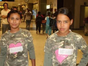 Dues de les sahrauís que roman dran a Aldaia durant aquesta època estival, en arribar a l'aeroport. / EL PUNT