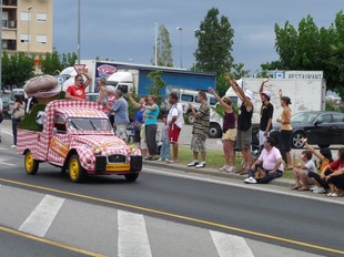 La caravana del Tour a Pineda i la cursa a Sant Vicenç. T.M. / LL.M