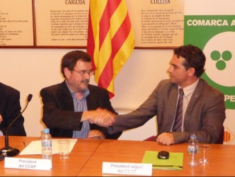 Jordi Girona fent una encaixada amb Francesc Olivella el dia en què era nomenat president del consell comarcal A.M