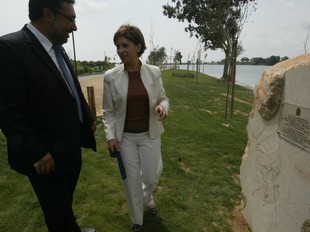 L'alcalde de Deltebre i Espinosa davant la placa inaugural del passeig fluvial.  J.FERNÁNDEZ