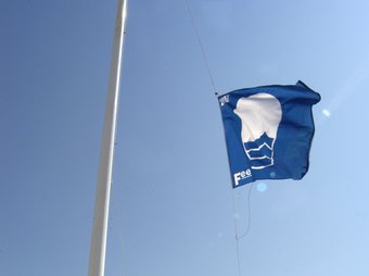 La bandera blava ha onejat des de fa anys a les platges de Gandia. / ARXIU.