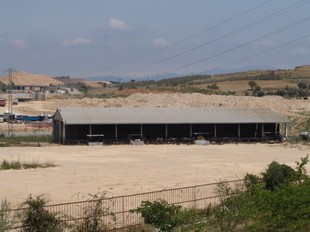 La granja de Vilafant, envoltada per les obres del TAV, que és a on anirà l'estació.  J.P