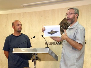 Rafael Amorós i Joan Olivares van presentar a l'Ajuntament l'escultura, que s'instal·larà a finals d'any.  J.FERNÀNDEZ