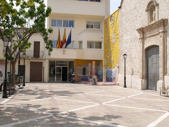 Façana principal de l'Ajuntament d'Almoines. /  ESCORCOLL