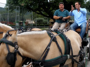 Llucià Ferrer amb Josep Félez i el seu carruatge. Félez va anar de Porqueres a Sevilla amb carruatge.  TV3