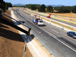 Operaris treballant ahir a l'AP-7, en un tram amb les obres ja molt avançades.  LLUÍS SERRAT