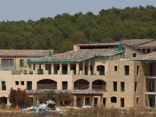 Vista general del futur complex hoteler i centre termal de Jafre./ LLUÍS SERRAT