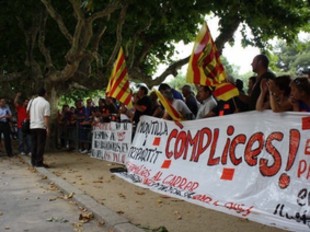 Treballadors d'ESSA Palau, ahir al migdia, davant del Parlament de Catalunya.  EL PUNT