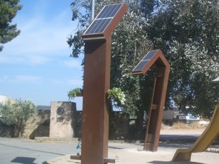 Les faroles amb plaques solars que s'han instal·lat a Gandesa.  EL PUNT