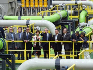 El president Montilla, al centre, acompanyat de la ministra Espinosa i d'altres representants de l'àmbit polític ahir a la dessalinitzadora.  ANDREU PUIG