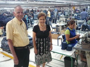 Polen Callau, amb la seva dona Cristina Villar, a la fàbrica del seu fill.  Ò.P.J