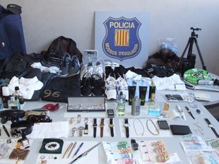 Alguns dels objectes que els Mossos han recuperat al domicili dels detinguts.  CME
