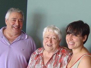Damià Espelt Garriga, Quimeta Garriga i Anna Espelt Delclòs al costat d'un retrat de Lluís Espelt. S.G-A