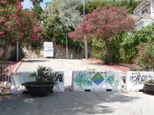 Un dels accessos a la urbanització Vallpineda de Sitges, tancat i amb cartells que alerten de la videovigilància.  M. DE LAMO