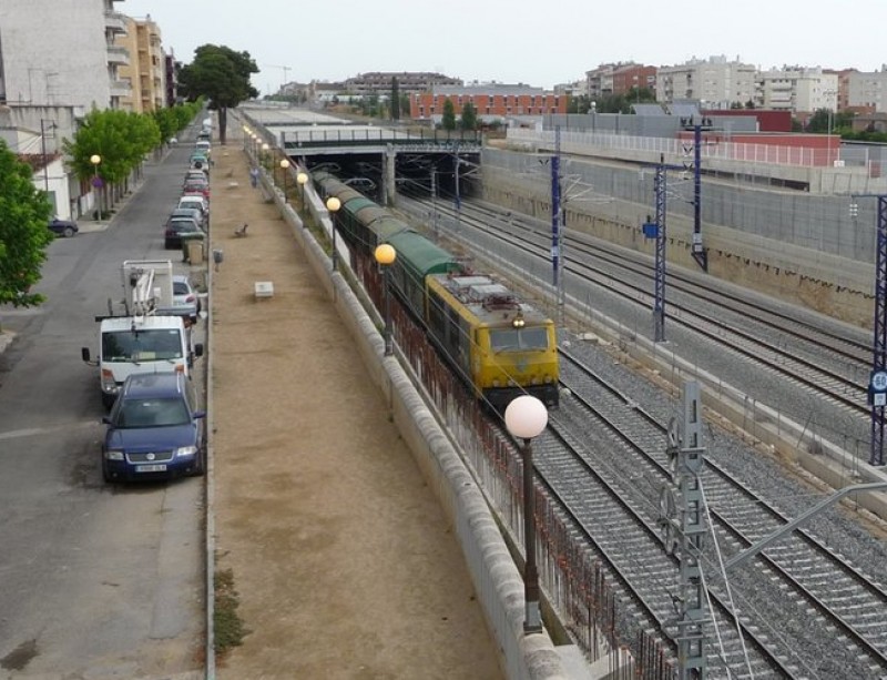 Imatge d'arxiu d'un tren mercaderies passant per la línia R4, a Vilafranca del Penedès. Els veïns es queixen pel soroll que causen al seu pas pel nucli A.M