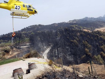 Un helicòpter treballant en l'extinció de l'incendi d'Horta, el 21 de juliol passat.  JUDIT FERNÁNDEZ