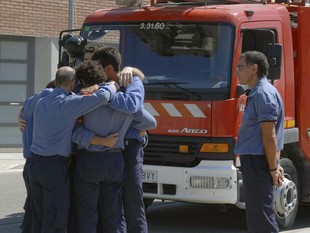Companys del bomber Josep Pallàs, enterrat ahir.  EFE