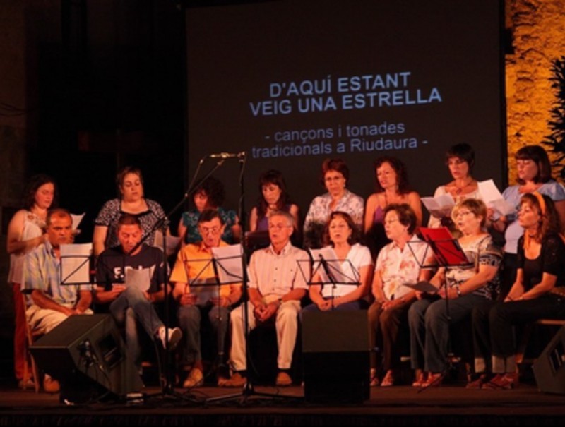 Un detall de l'edició de l'any passat del concert de música i cançons tradicionals de Riudaura. EL PUNT