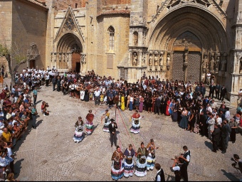 Danses del Sexenni davant les portes de l'Arxiprestal de Morella. ARXIU