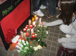 Espelmes i notes de record, davant la casa de la menor assassinada, l'any passat./  N.P
