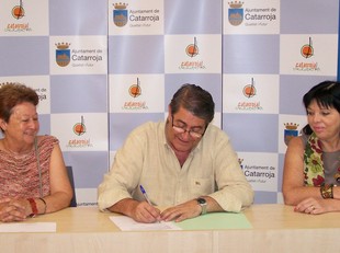 L'alcalde, Francisco Xirivella i la presidenta d'APAMI, Carmenia Bort. /  EL PUNT