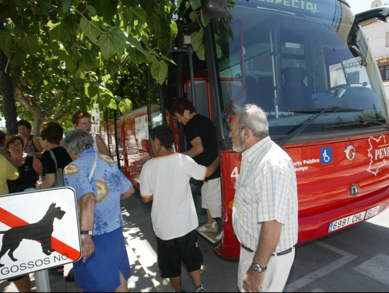 Imatge d'arxiu de passatgers baixant d'un bus de la companyia a Creixell J. FERNÀNDEZ