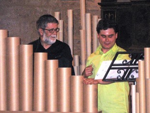 Rocamora i Bagès fent sonar l'orgue picassià al convent de Sant Salvador d'Horta.  EL PUNT
