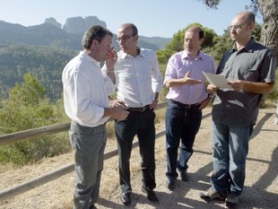 El conseller Baltasar va visitar ahir Horta de Sant Joan.  JUDIT FERNÁNDEZ