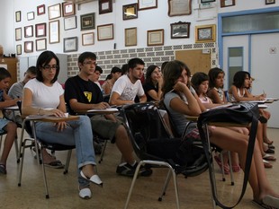 Els estudiants en una de les classes teòriques. /  EL PUNT