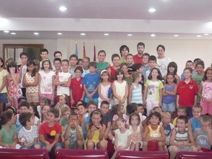 Els alumnes de l'Escola d'Estiu en la seua visita a l'Ajuntament. /  EL PUNT