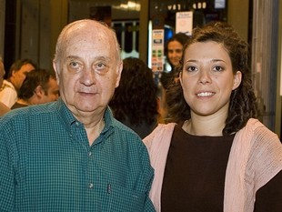 Els actors ocasionals Pere Cuscó i Maria Coll, amb altres col·laboradors de La Passió, en una de les nits de rodatge.  OLEGUER SERRA / ENUNAI PRODUCCIONS