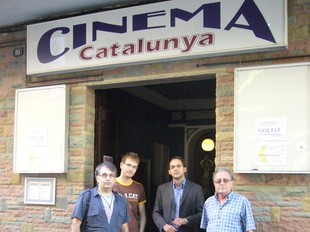 Joaquim Roqué i Roger Peñarroya, d'Amics del Cinema; l'alcalde, Marc Prat; i el propietari, Eugeni Casals, posant davant del Catalunya, ahir a la tarda.  R. E
