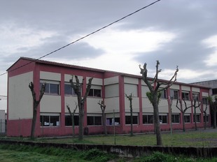 Imatge d'arxiu de l'escola de Sant Roc, amb el pati en primer terme.  R. E