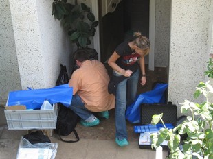 Agents de la policia científica dels Mossos, ahir a la tarda, a la casa on van ser trobats els cadàvers. ACN